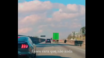 Mustang tomando atrás