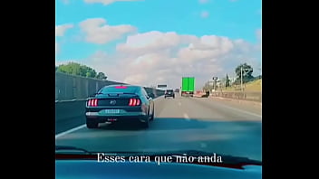 Mustang tomando atrás