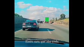 Mustang tomando atrás