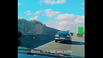 Mustang tomando atrás