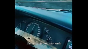 Mustang tomando atrás