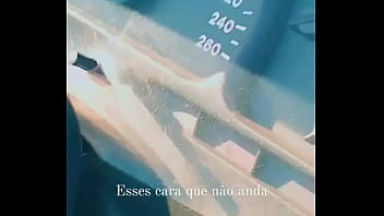 Mustang tomando atrás