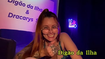 Nerd tatuada mamando e provocando e deixando meter até ela gozar