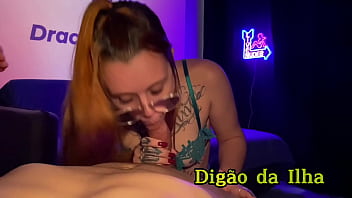 Nerd tatuada mamando e provocando e deixando meter até ela gozar