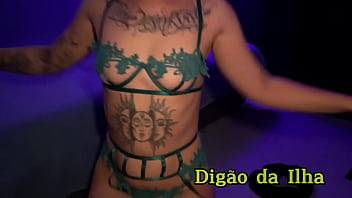 Nerd tatuada mamando e provocando e deixando meter até ela gozar