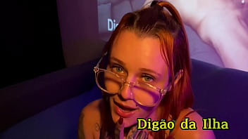 Nerd tatuada mamando e provocando e deixando meter até ela gozar