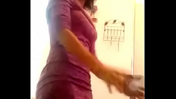 Mi suegra se pone caliente y me baila por whatsapp