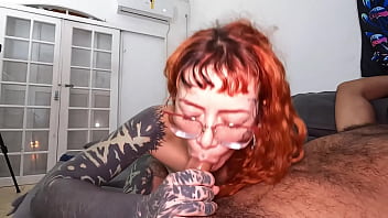 Branquinha gostosa que gosta de da o cu me chamou para brincar no sofa da amiga