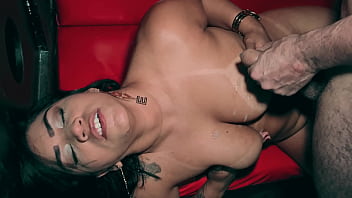 Esposa safada no chupou deu sem camisinha e foi coberta de porra enquanto o corno assistia