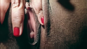 Esposa safada no chupou deu sem camisinha e foi coberta de porra enquanto o corno assistia