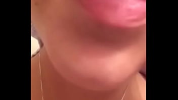 Tocándome rico como siempre en el baño