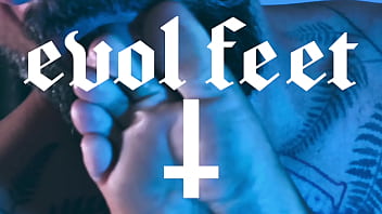 I want this dick to cum all over these soles