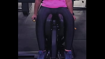 Mulher abrindo as pernas na academia