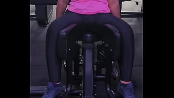 Mulher abrindo as pernas na academia