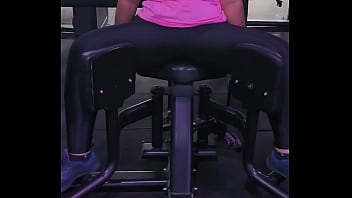 Mulher abrindo as pernas na academia