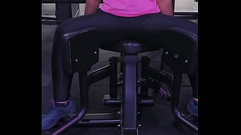 Mulher abrindo as pernas na academia