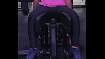 Mulher abrindo as pernas na academia