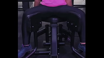 Mulher abrindo as pernas na academia