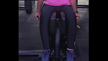 Mulher abrindo as pernas na academia