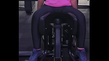 Mulher abrindo as pernas na academia