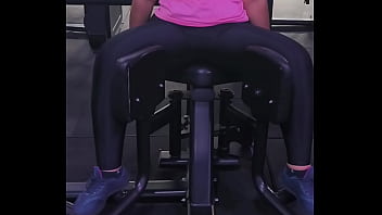 Mulher abrindo as pernas na academia