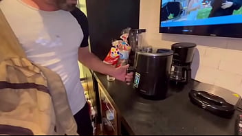 Pai fragou os filho numa orgia e deu castigo para eles participando da suruba todos ficaram com vergonha mas eles deu conta das gostosas