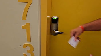 Orgie à 4 dans la chambre d'hôtel aux xbiz double pénétration anal lesbien