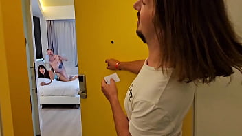 Orgie à 4 dans la chambre d'hôtel aux xbiz double pénétration anal lesbien