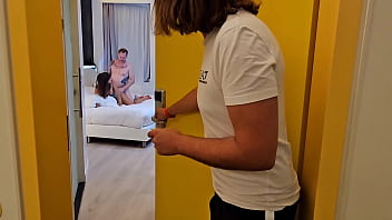 Orgie à 4 dans la chambre d'hôtel aux xbiz double pénétration anal lesbien