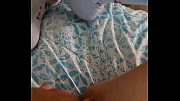 Emy angel adore se caresser doucement