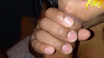 Esta mujer le encanta chuparme la polla