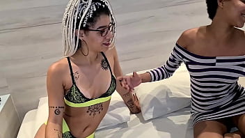 Sexo a tres amador interracial com casal doidera e uma pretinha safada que nunca tinha chupado buceta na vida