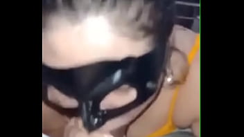 Dou um boquete no meu corno enquanto descrevo como gozei com outro no mato