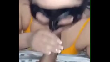 Dou um boquete no meu corno enquanto descrevo como gozei com outro no mato