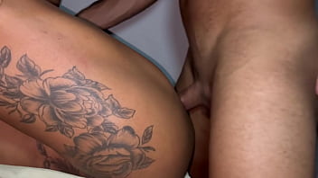 A coroa gostosa de 45 anos trouxe sua enteada casada pela primeira vez