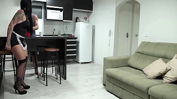 Não esperava que a empregada era toda gostosa