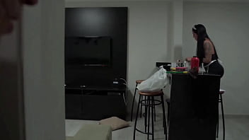 Não esperava que a empregada era toda gostosa