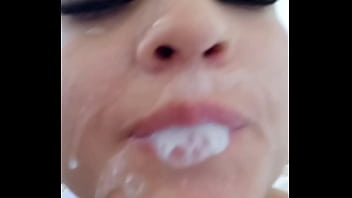 Marido chega da academia cheio de tesão e me pega no flagra me masturbando e me fode gostoso até encher minha boca de leite