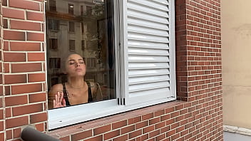 Pegando a novinha escondido atraz da janela