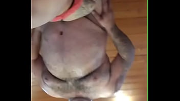 Morena novinha pediu para o coroa socar com forca na sua pepekinha