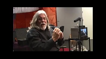 Rock star drills his true fan with slant eyes