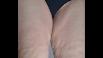 Câmera escondida peguei minha madrasta na cozinha só de calcinha e blusa transparente