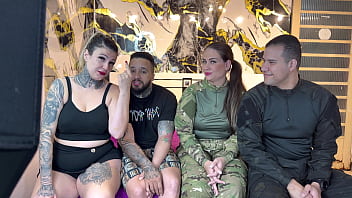 Casal de policiais venho na nossa casa e acabou rolando uma troca de casais e muita putaria buceta escorrendo pau latejando beijos gostosos e quente entre eles