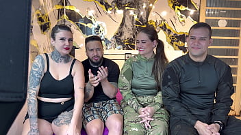 Casal de policiais venho na nossa casa e acabou rolando uma troca de casais e muita putaria buceta escorrendo pau latejando beijos gostosos e quente entre eles