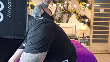 Casal de policiais venho na nossa casa e acabou rolando uma troca de casais e muita putaria buceta escorrendo pau latejando beijos gostosos e quente entre eles