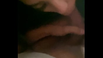 Alexa lo chupa bien rico y se traga mi semen