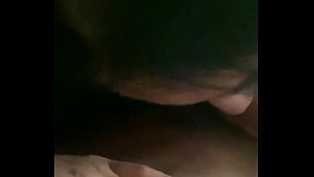 Alexa lo chupa bien rico y se traga mi semen