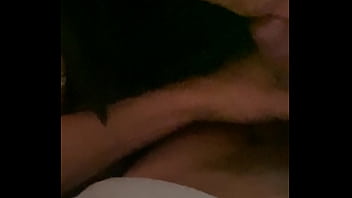 Alexa lo chupa bien rico y se traga mi semen