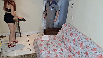 Esposa recebe entregador enquanto marido foi ao futebol
