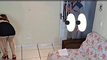 Esposa recebe entregador enquanto marido foi ao futebol